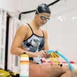 FINIS TIDE GOGGLES – VERSENY ÚSZÓSZEMÜVEG (EZÜSTSZÜRKE-FEHÉR)